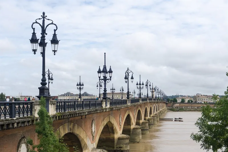 Pont de Pierre von 1822 über die Garonne in Bordeaux mit den gusseisernen Kandelabern