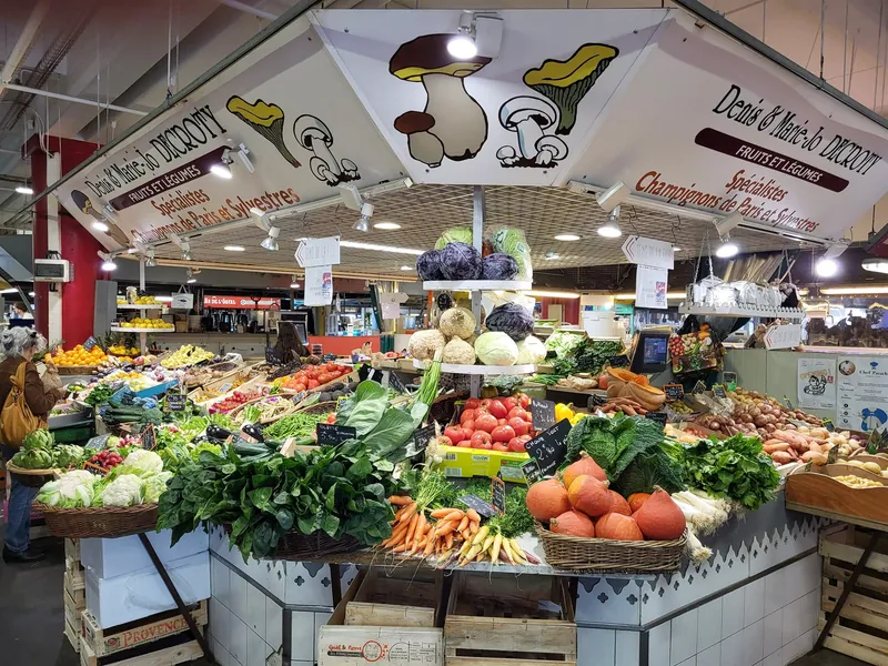 Obst- und Gemüsestand in der Markthalle Marché des Capucins in Bordeaux