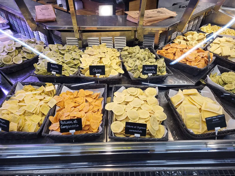 Theke mit frischen Ravioli und Pasta in der Markthalle Marché des Capucins in Bordeaux