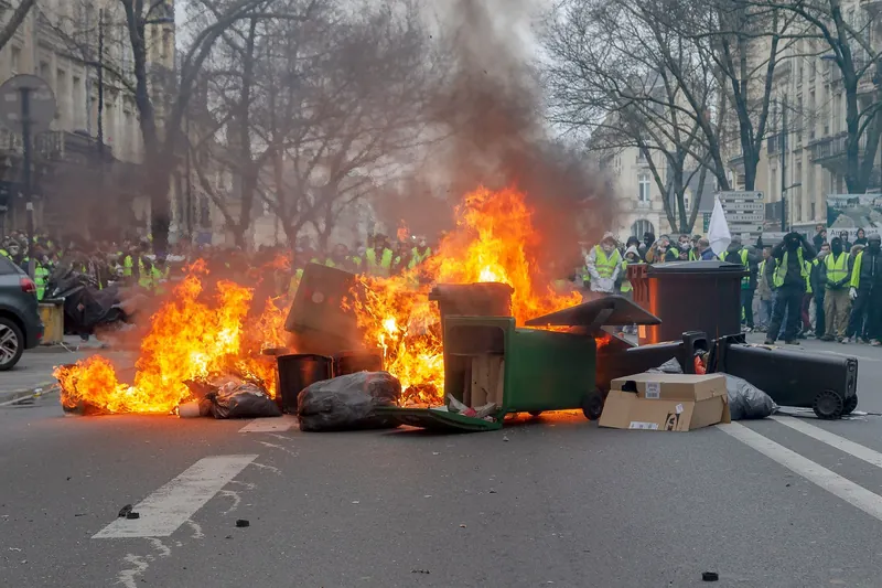 Brennende Barrikade aus Mülltonnen auf einer Straße in Bordeaux bei einer Demonstration der Gelbwesten am 29. Dezember 2018