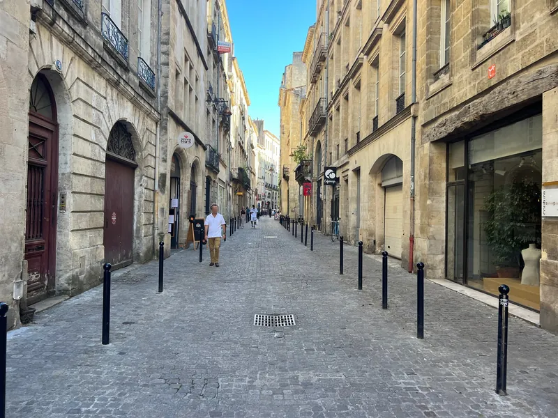 Fußgängerzone Rue des Argentiers mit Sandsteinfassaden im Altstadtviertel Saint-Pierre von Bordeaux