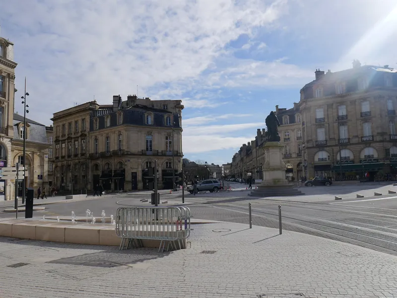 Place de Tourny in Bordeaux mit Bodenfontänen und Straßenbahngleisen