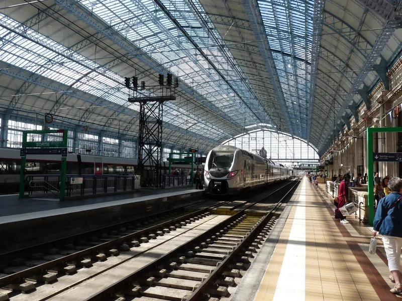TER-Regionalzug unter der Bahnsteighalle von 1898 im Bahnhof Bordeaux-Saint-Jean