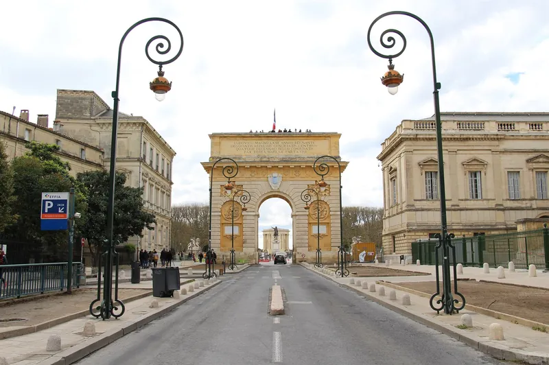 Triumphbogen Porte du Peyrou von 1691 am Ende der Rue Foch in Montpellier