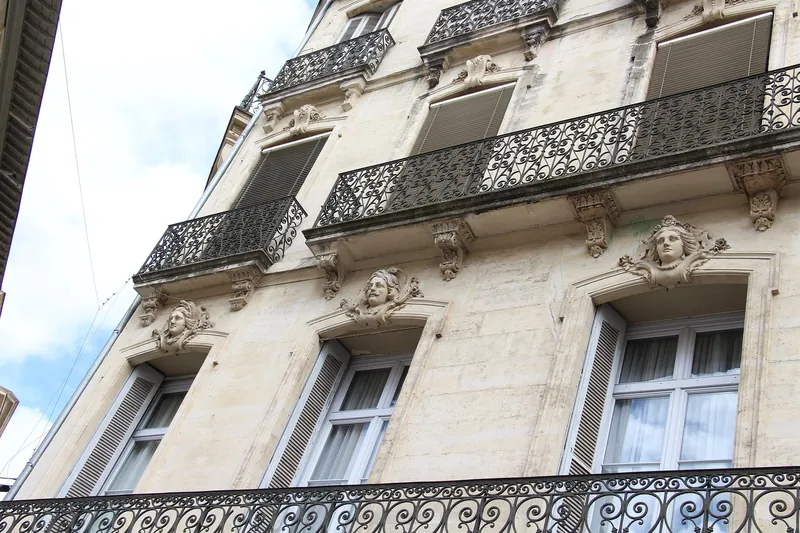 Fassade mit Maskaronen und schmiedeeisernen Balkonen an der Rue de la Loge in Montpellier