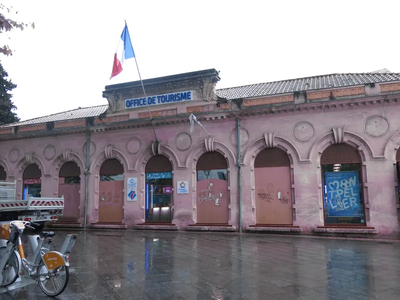 Mit Spanplatten vernageltes und beschmiertes Office de Tourisme in Montpellier nach Ausschreitungen bei Gelbwesten-Protesten