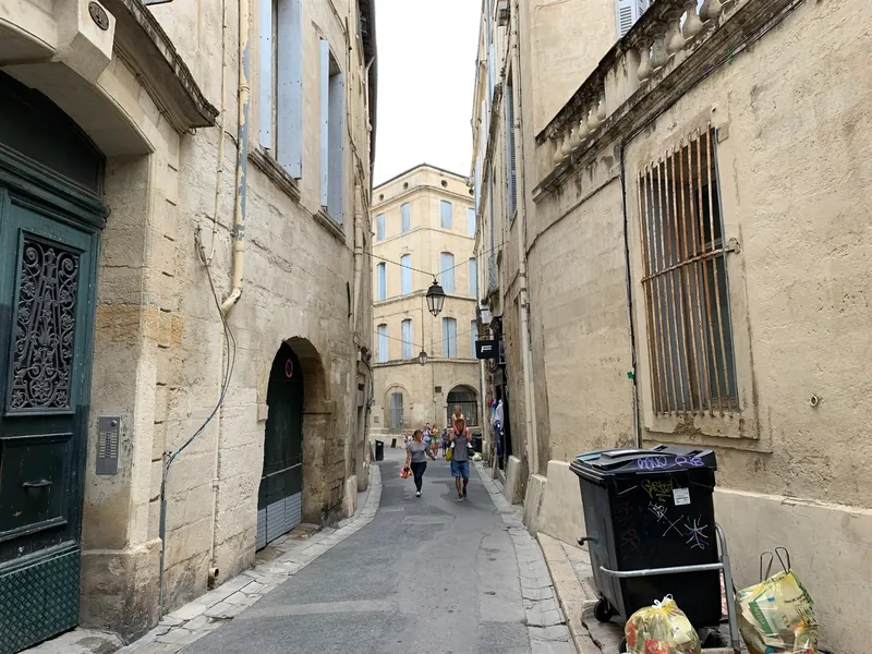 Rue Germain im Écusson von Montpellier mit Mülltonnen und Wohnhäusern aus dem 17. und 18. Jahrhundert
