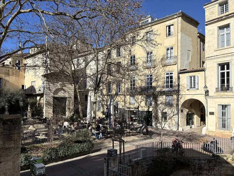 Caféterrasse an der Rue de Vallat im Altstadtviertel Écusson von Montpellier