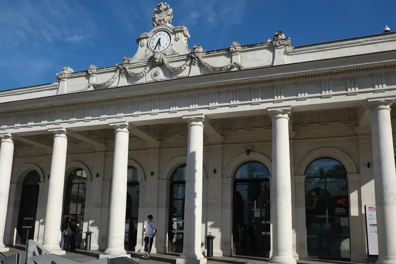 Säulenvorhalle des Bahnhofs Montpellier-Saint-Roch