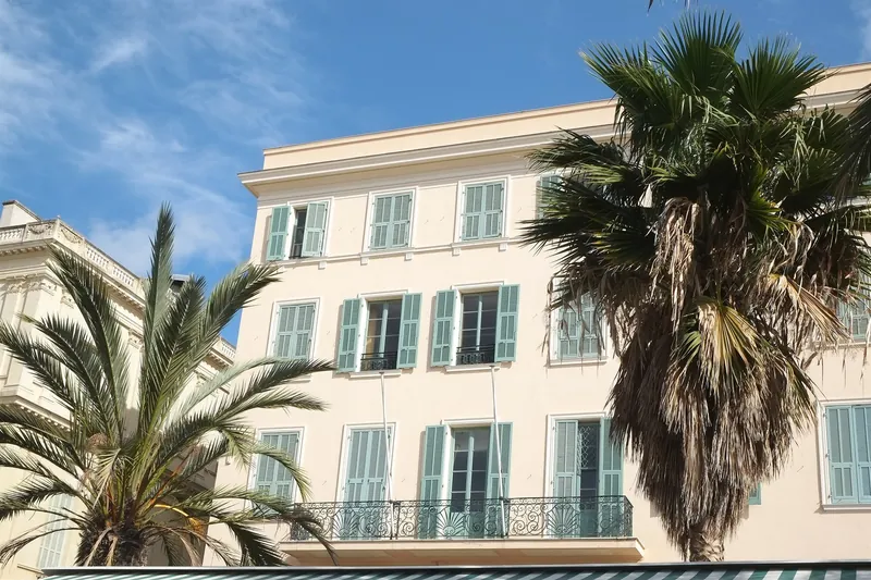 Wohnhaus mit grünen Fensterläden und schmiedeeisernem Balkon im Altstadtviertel Vieux-Nice