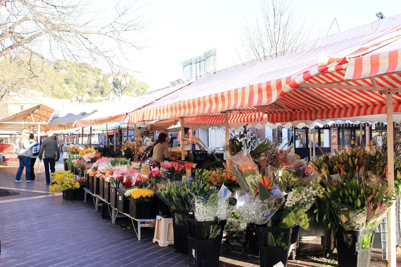 Blumenmarkt unter den rot-weißen Markisen am Cours Saleya in Nizza