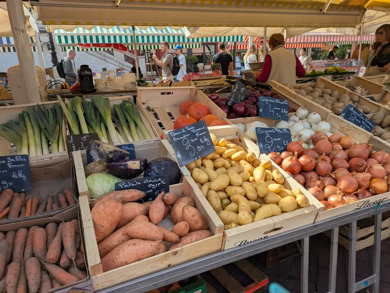 Gemüsestand mit Preisschildern in Euro auf dem Marché aux Fleurs am Cours Saleya in Nizza