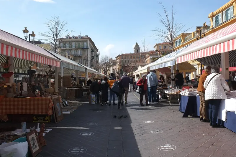 Antiquitäten- und Trödelmarkt am Cours Saleya in Nizza, der montags den Blumenmarkt ersetzt
