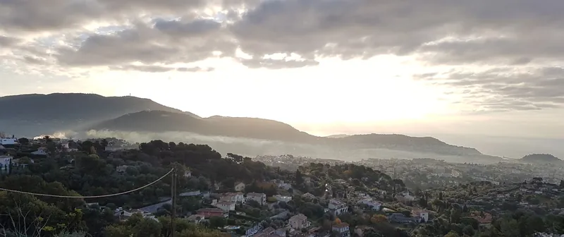 Smogschicht über Nizza bei winterlicher Inversionswetterlage am 8. Dezember 2019, aufgenommen von den Hügeln über der Stadt