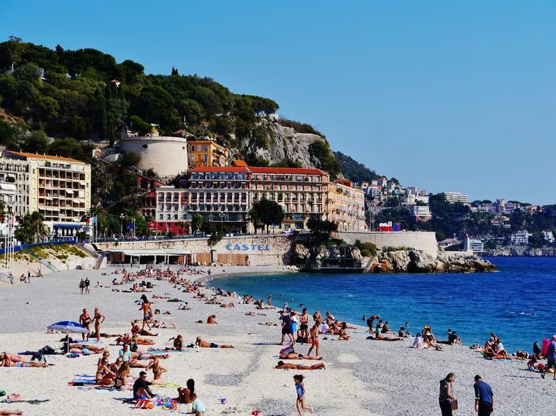 Kiesstrand Plage des Ponchettes in Nizza unterhalb des Schlossbergs