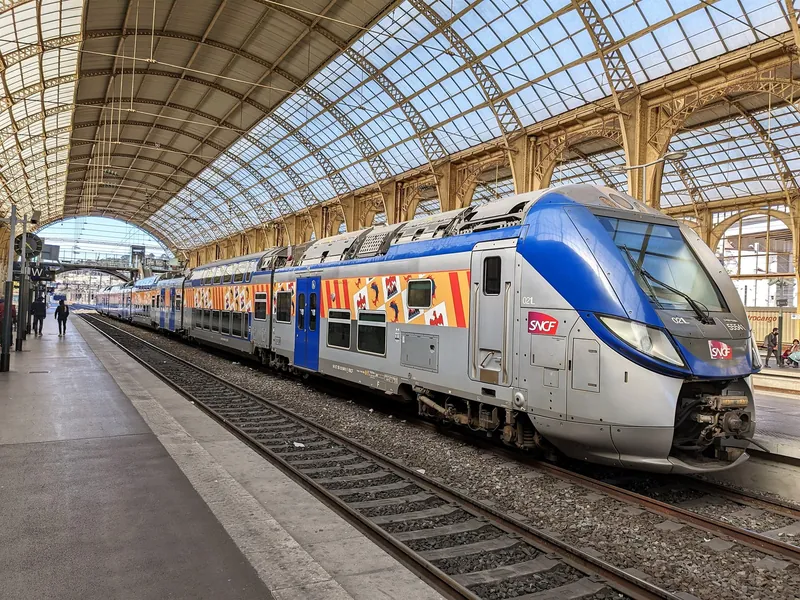 TER-Regionalzug nach Grasse in der historischen Bahnsteighalle des Bahnhofs Nice-Ville