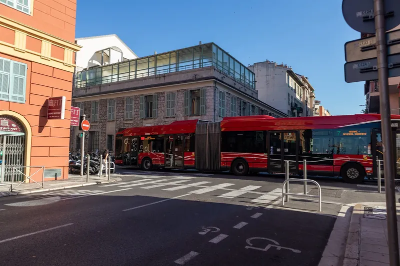 Gelenkbus des Nahverkehrsbetriebs Lignes d'Azur an einer Kreuzung im Hafenviertel von Nizza