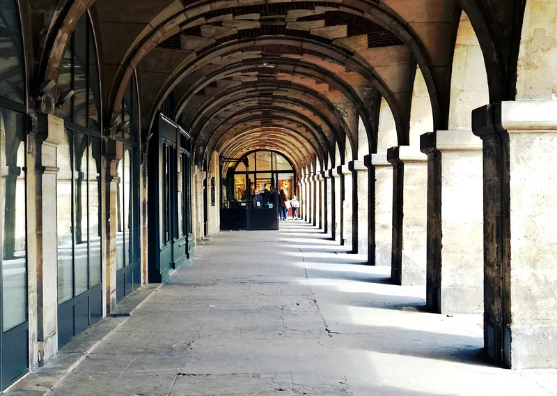 Nördliche Arkaden der Place des Vosges im 3. Arrondissement von Paris