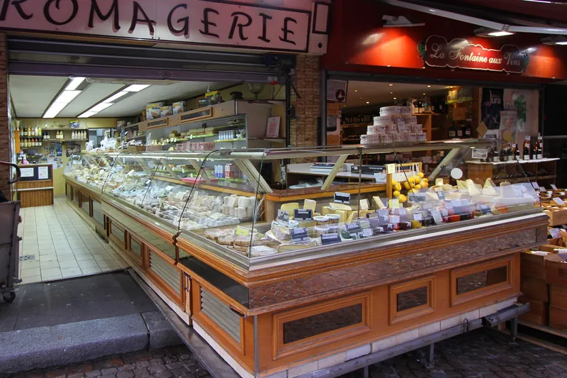 Käsetheke einer Fromagerie an der Rue Mouffetard in Paris