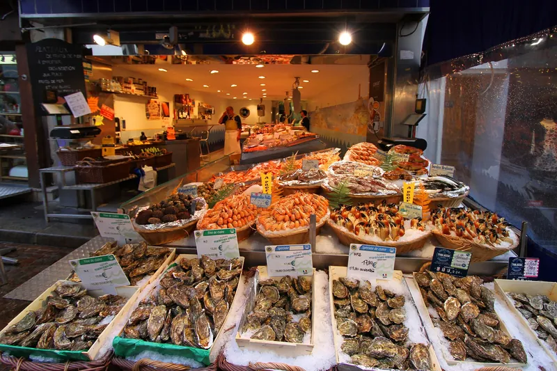 Austern und Meeresfrüchte mit Preisschildern in Euro an einem Stand der Rue Mouffetard in Paris