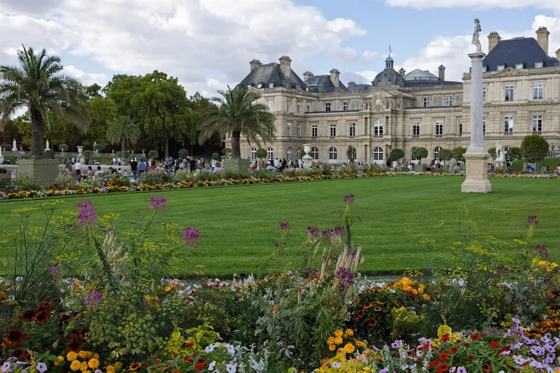 Blumenbeete im Jardin du Luxembourg vor dem Palais du Luxembourg in Paris