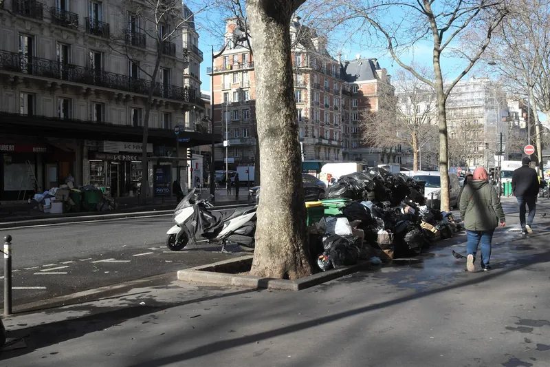 Aufgetürmte Müllsäcke am Boulevard Saint-Germain in Paris während des Streiks der städtischen Müllabfuhr gegen die Rentenreform, 18. März 2023