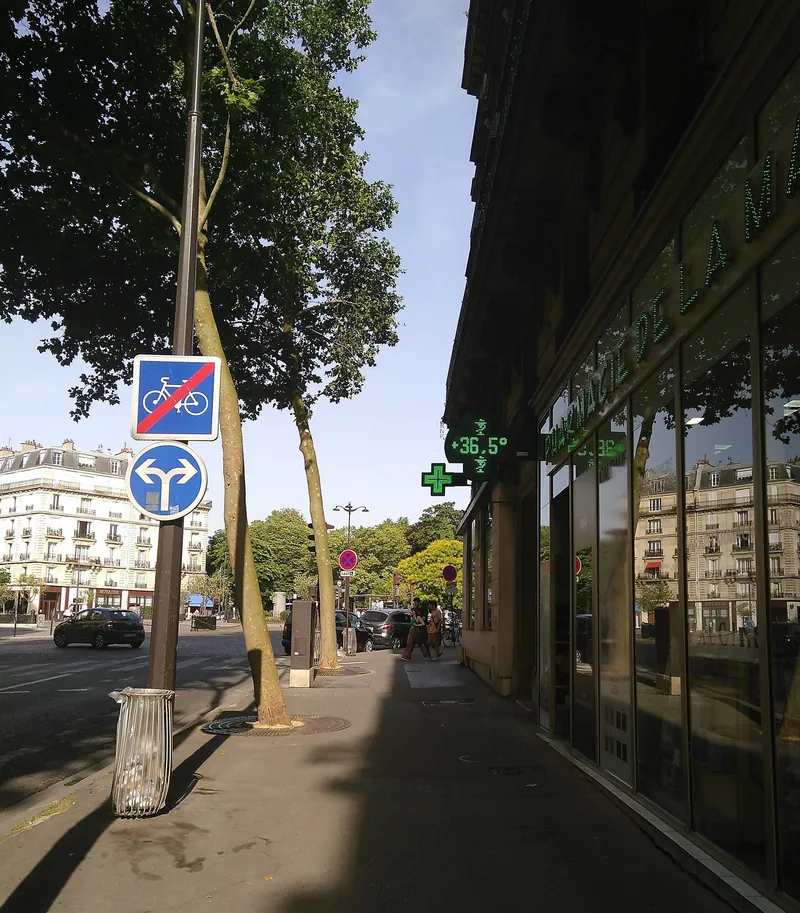 Apothekenanzeige mit 36,5 Grad Celsius im 19. Arrondissement von Paris während der Hitzewelle im Juni 2022