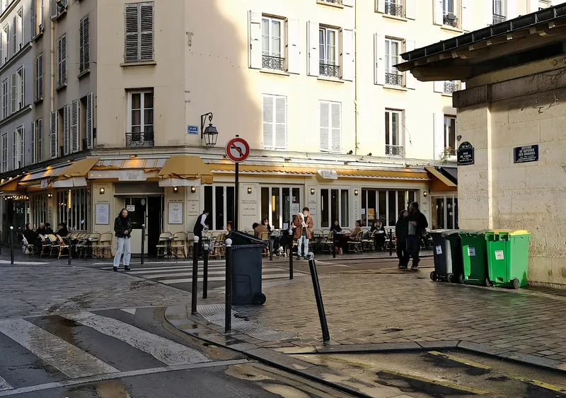 Eckcafé an der Place d'Aligre und der Rue de Cotte im 12. Arrondissement von Paris, rechts die Markthalle Marché Beauvau