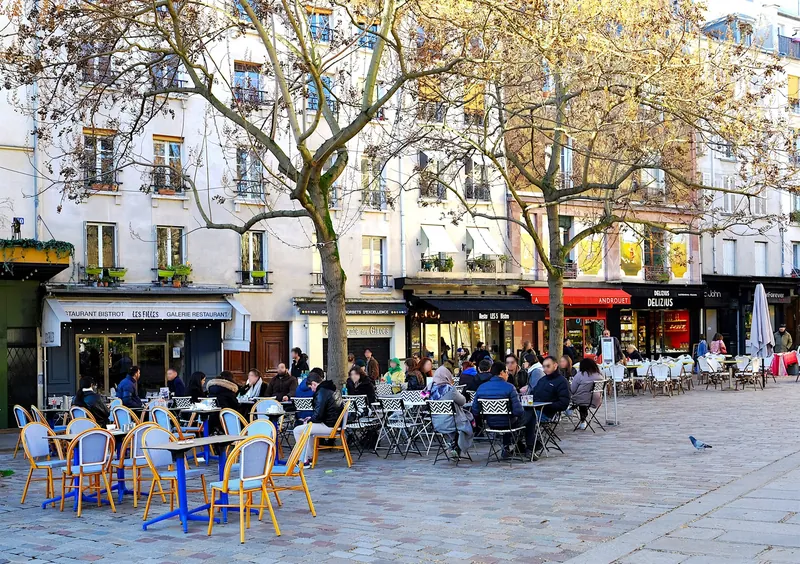 Besetzte Caféterrassen am unteren Ende der Rue Mouffetard im 5. Arrondissement von Paris