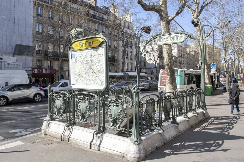 Jugendstil-Metroeingang von Hector Guimard an der Station Bastille in Paris