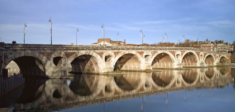 Pont Neuf von 1632 über die Garonne in Toulouse, von der Prairie des Filtres aus gesehen