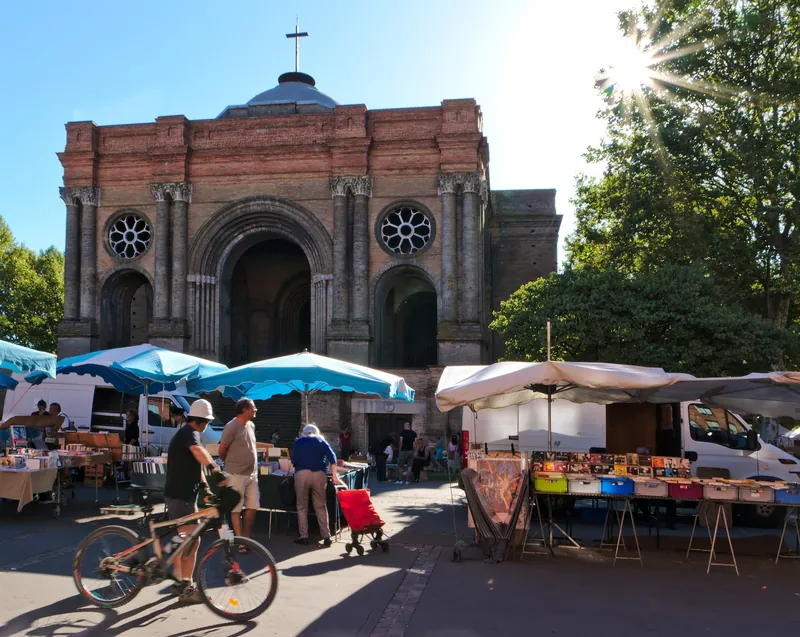 Sonntagsmarkt Marché Saint-Aubin vor der Backsteinkirche Saint-Aubin in Toulouse