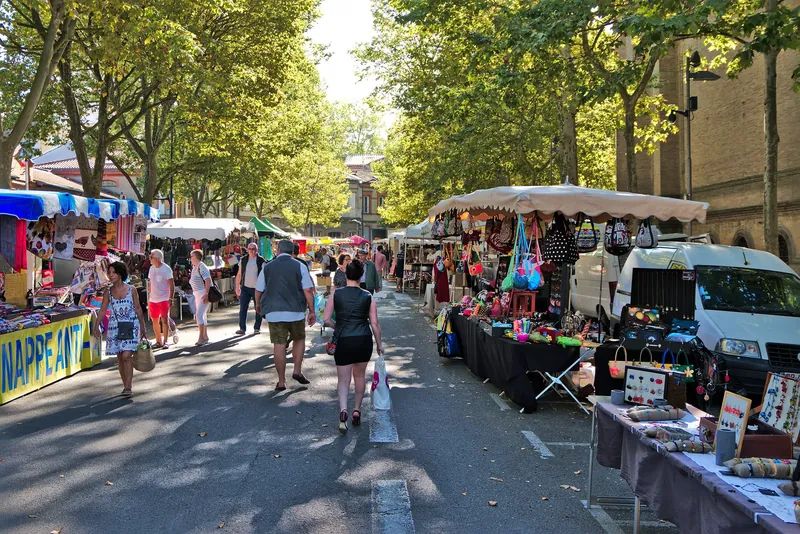 Marktstände unter Platanen beim Marché Saint-Aubin in Toulouse