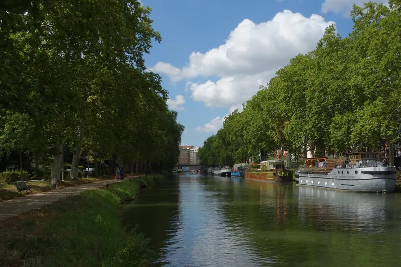 Canal du Midi im Stadtgebiet von Toulouse am Port Saint-Sauveur mit Hausbooten