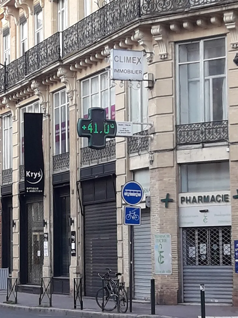 Apothekenanzeige mit 41,0 Grad Celsius in der Innenstadt von Toulouse während der Hitzewelle am 23. August 2023