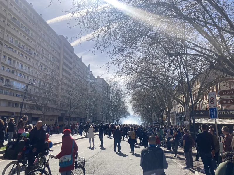 Demonstrationszug gegen die Rentenreform auf einem Boulevard in Toulouse am 28. März 2023
