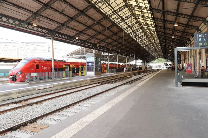 Regionalzug der Marke liO unter der Bahnsteighalle des Bahnhofs Toulouse-Matabiau