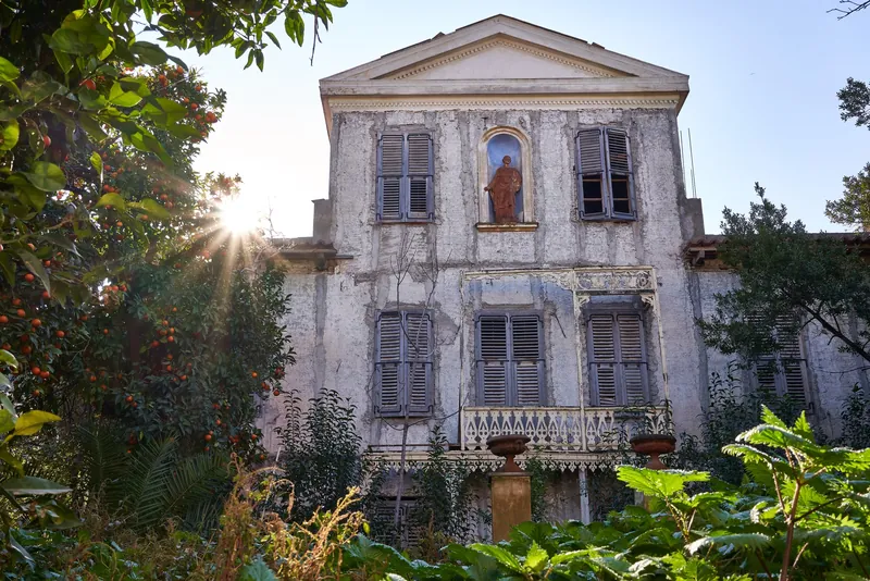 Leerstehendes neoklassizistisches Wohnhaus in der Polygnotou-Straße im Athener Altstadtviertel Plaka