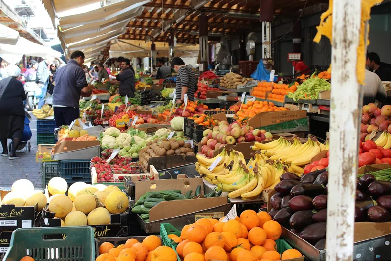 Obst- und Gemüsestände der Varvakios-Markthalle (Zentralmarkt) in Athen