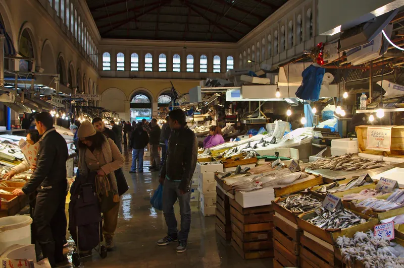 Fischhalle des Zentralmarkts Varvakios Agora in Athen mit Einkaufenden