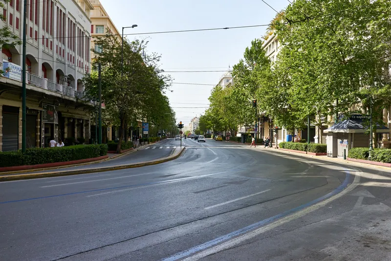 Panepistimiou-Straße (Eleftheriou Venizelou) im Athener Stadtzentrum an einem Sonntagmorgen