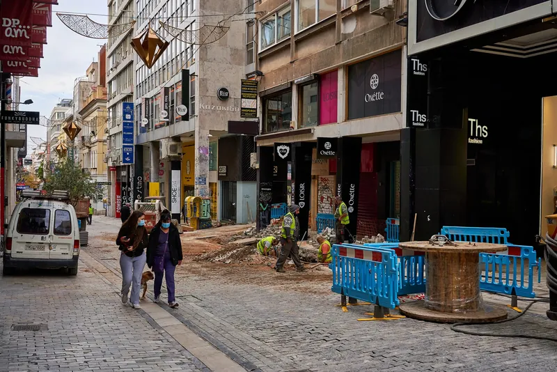 Einkaufsstraße Ermou in Athen während laufender Straßenbauarbeiten