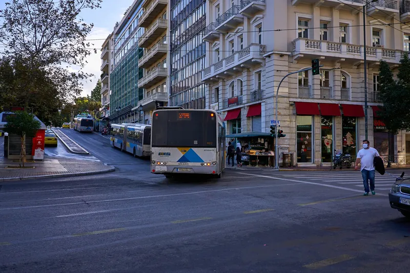 Stadtbusse und Oberleitungsbus an der Ecke Othonos- und Filellinon-Straße nahe dem Syntagma-Platz in Athen