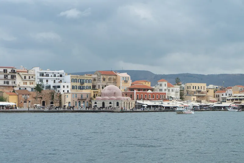 Hafenfront der Altstadt von Chania auf Kreta mit Cafés und Wohnhäusern, vom Wasser aus gesehen