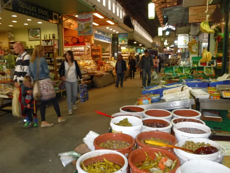 Stände mit Oliven, Käse und Gemüse in der städtischen Markthalle (Dimotiki Agora) von Chania auf Kreta