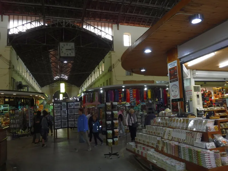 Mittelkreuz der Markthalle von Chania auf Kreta mit Ladenzeilen und der historischen Hallenuhr