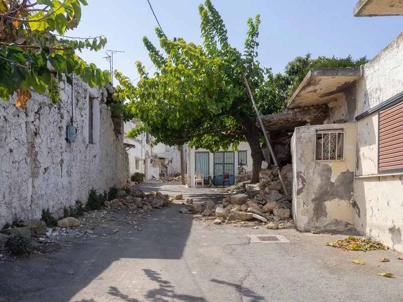 Schuttreste in einer Dorfgasse in Archontiko im Bezirk Heraklion auf Kreta nach dem Erdbeben von Arkalochori am 27. September 2021, aufgenommen am 28. September 2021