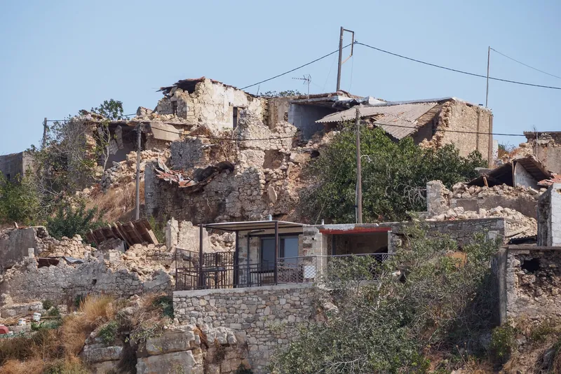 Eingestürzte alte Wohnhäuser in Galatas im Bezirk Heraklion auf Kreta nach dem Erdbeben von Arkalochori am 27. September 2021, aufgenommen am 28. September 2021