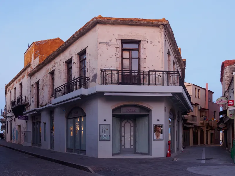 Altes Wohn- und Geschäftshaus an einer Straßenecke in der Altstadt von Rethymno auf Kreta