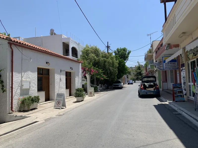 Dorfstraße mit Immobilienbüro und Läden in Kalyves im Bezirk Apokoronas bei Chania auf Kreta
